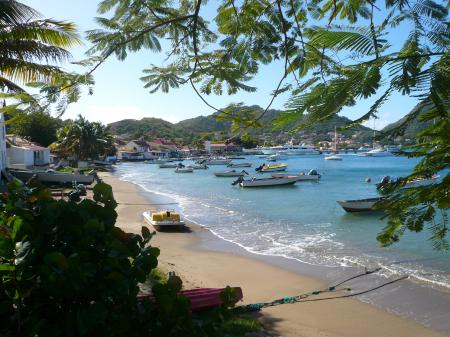 Terre de haut, sa plage et ses bateaux