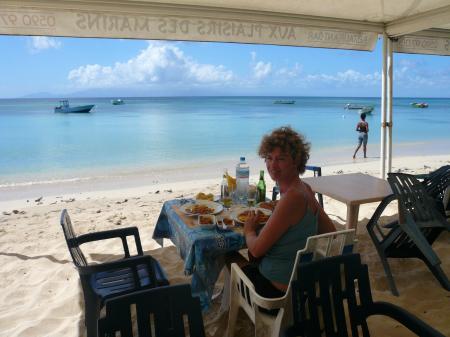 Manger les pieds dans le sable