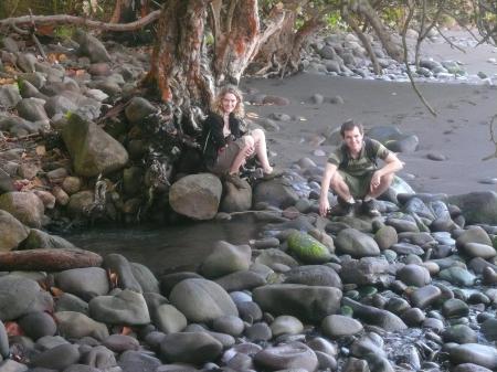 Daniel et Anna sur plage noire